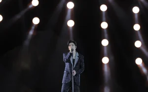 Димаш Кудайберген получает теплый прием от зрителей в Актау