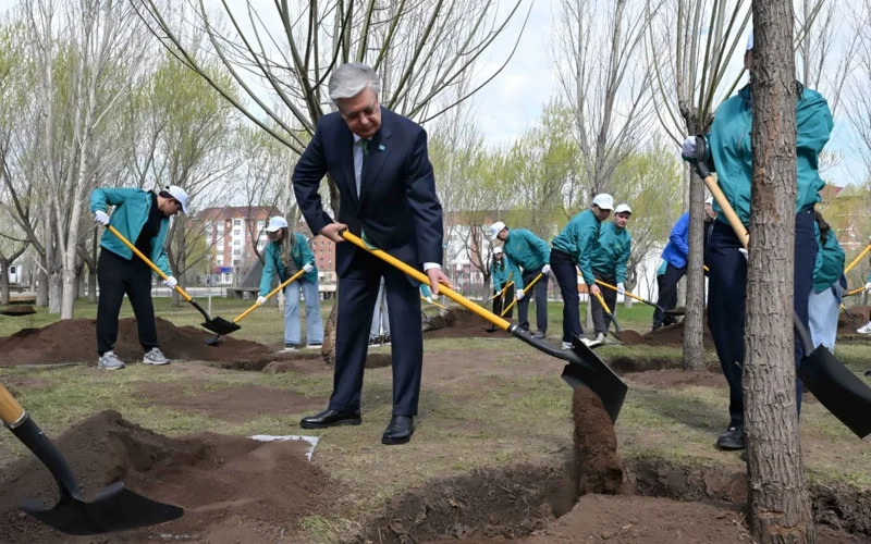 Президент Казахстана сажает дерево в парке «Жастар» в Астане