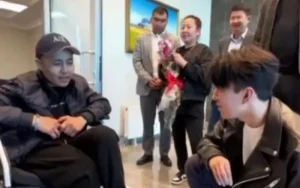 Мечты сбываются: Димаш Кудайберген встречается с поклонницей в Актау