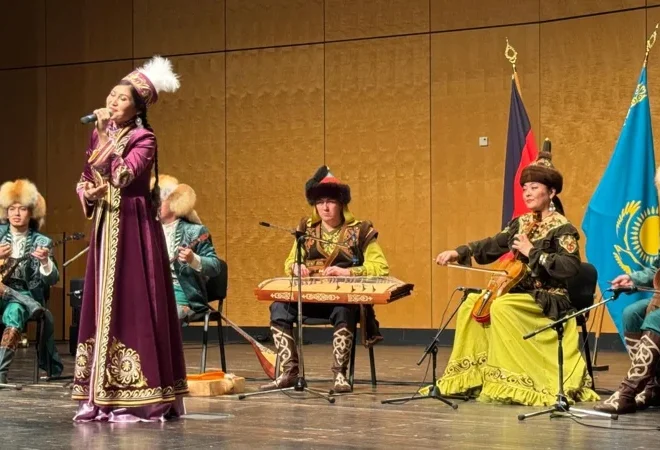 Казахский этно-группы очаровывает Франкфурт-на-зрители в концерте-чествовании 100-летию Нургисы Тлендиева по