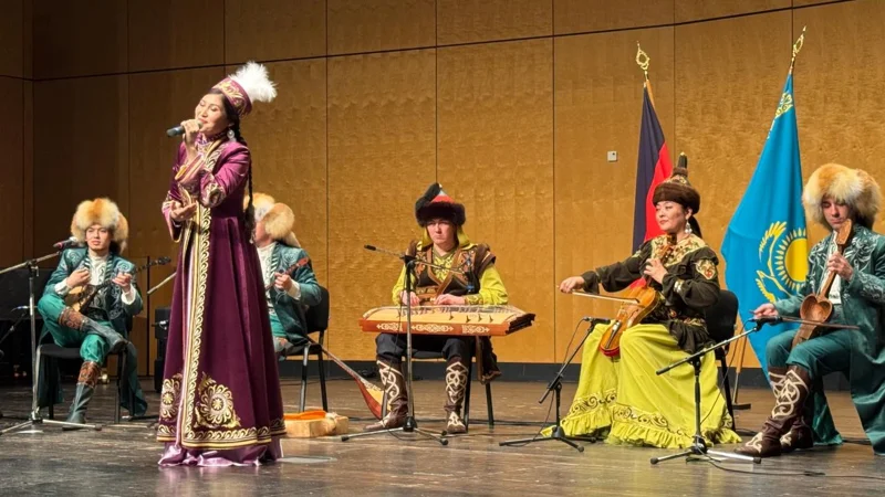 Казахский этно-группы очаровывает Франкфурт-на-зрители в концерте-чествовании 100-летию Нургисы Тлендиева по