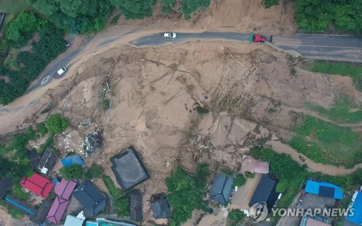 Власти Южной Кореи объявят зоны бедствия из-за ливней, есть погибшие