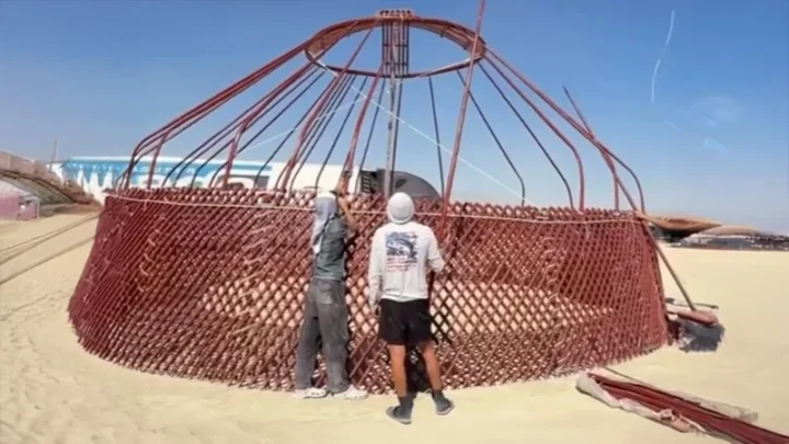 Казахская юрта выдержала мощную бурю на фестивале Burning Man в США