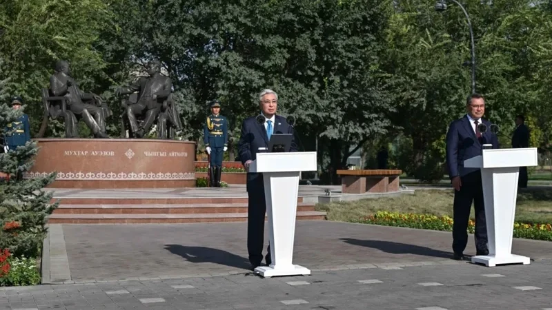 Президенты Казахстана и Кыргызстана открыли монумент дружбы в Бишкеке