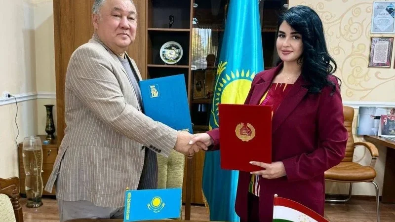 Театры Таджикистана и Казахстана подписали меморандум о сотрудничестве