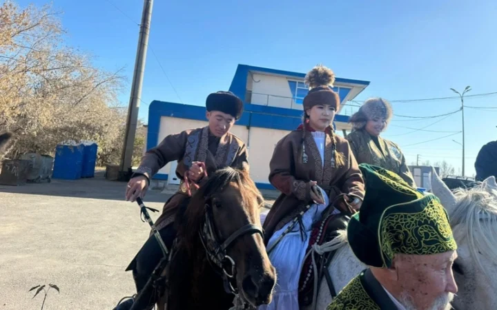 Конное путешествие молодоженов из Китая в Астану: 2500 км и 74 дня