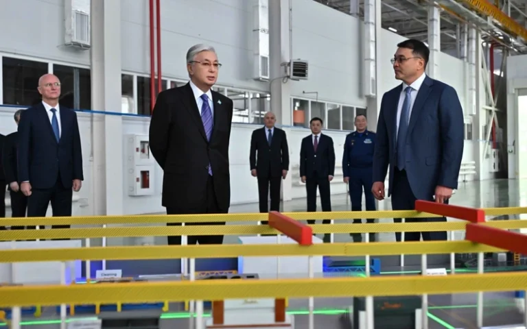 Президент Казахстана ознакомился с производством бронетехники на заводе «Бесқару»