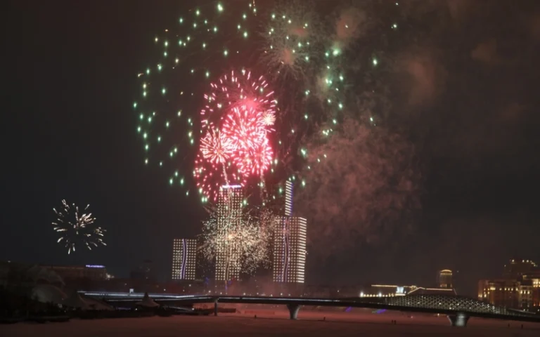 Астана встретила Новый год масштабным фейерверком, оплаченным спонсорами