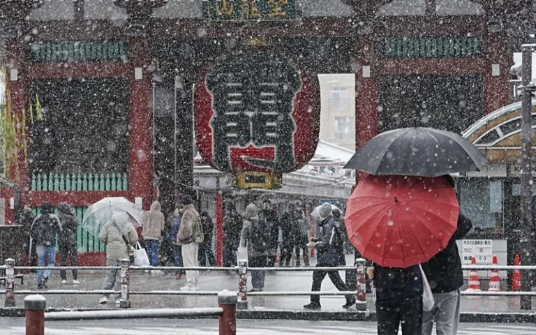 Обильные снегопады обрушились на Японию, вызвав нарушения в транспортной системе