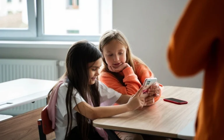 В Казахстане обсуждают передачу МОН полномочий по запрету смартфонов в школах