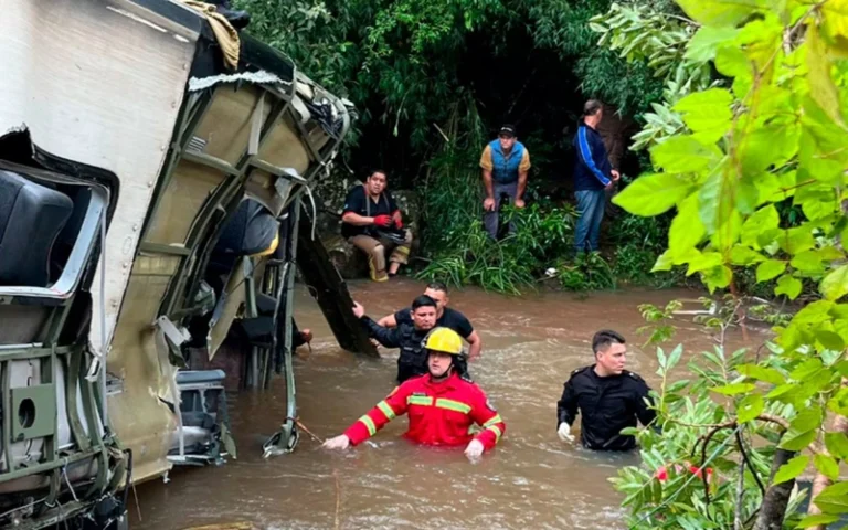 В Бангладеш при падении автобуса в реку погибли по меньшей мере 18 человек