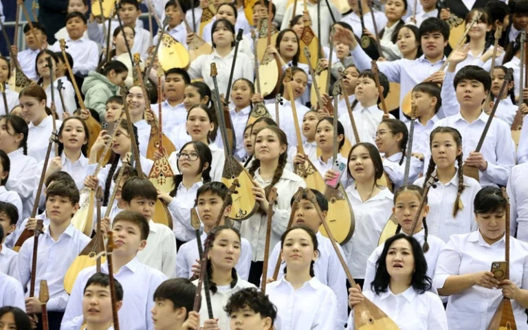 Свыше 11,5 тысяч юных домбристов установили национальный рекорд в Алматы