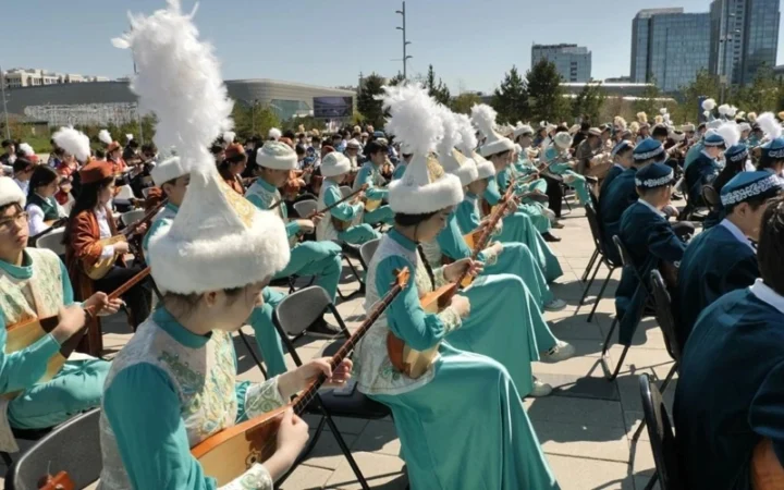 В Астане около двух тысяч школьников исполнили кюй на площади EXPO