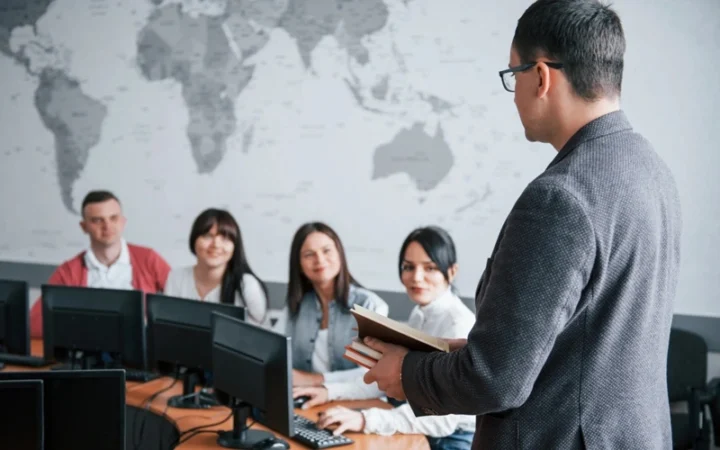 Кризис перепроизводства: почему в Казахстане не хватает рабочих мест учителям