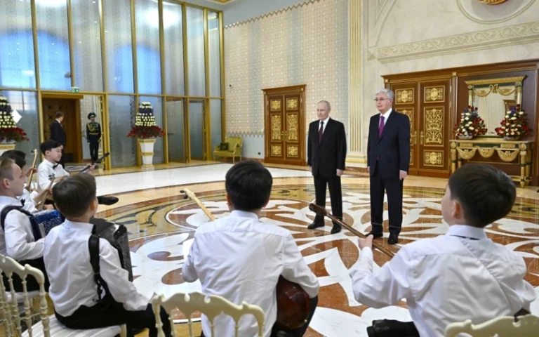 В аэропорту Астаны президента РФ встретили казахскими кюями и русской музыкой