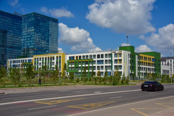 В Астане к 2035 году построят около 400 новых школ и детских садов