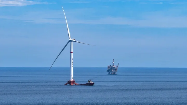 В Южно-Китайском море начала работу уникальная плавучая ветряная платформа