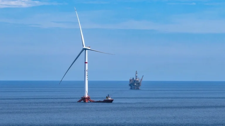 В Южно-Китайском море начала работу уникальная плавучая ветряная платформа