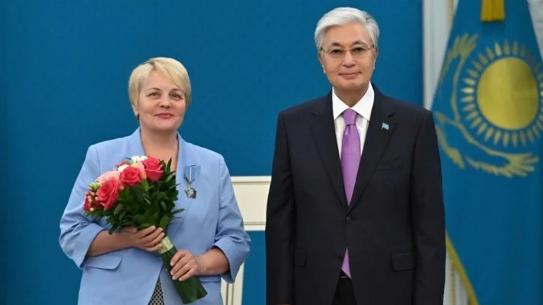 Президент Казахстана наградил наставников победителей международных олимпиад