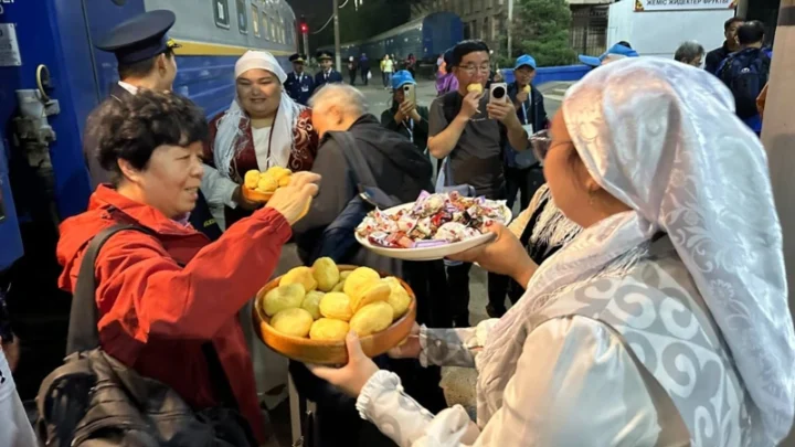 Из Сианя в Алматы: по Шелковому пути прибыл международный туристический поезд