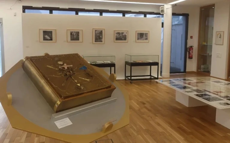 Во Франции похитили уникальную книгу Сальвадора Дали весом 210 килограммов