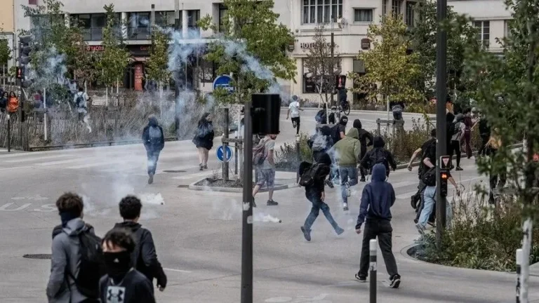 В школах Франции обострились протесты: пострадали восемь сотрудников