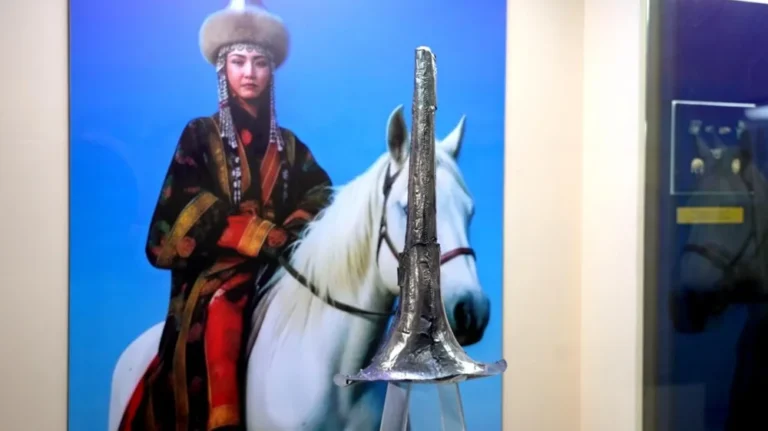 Ученые изучают уникальный серебряный головной убор, найденный в Павлодаре